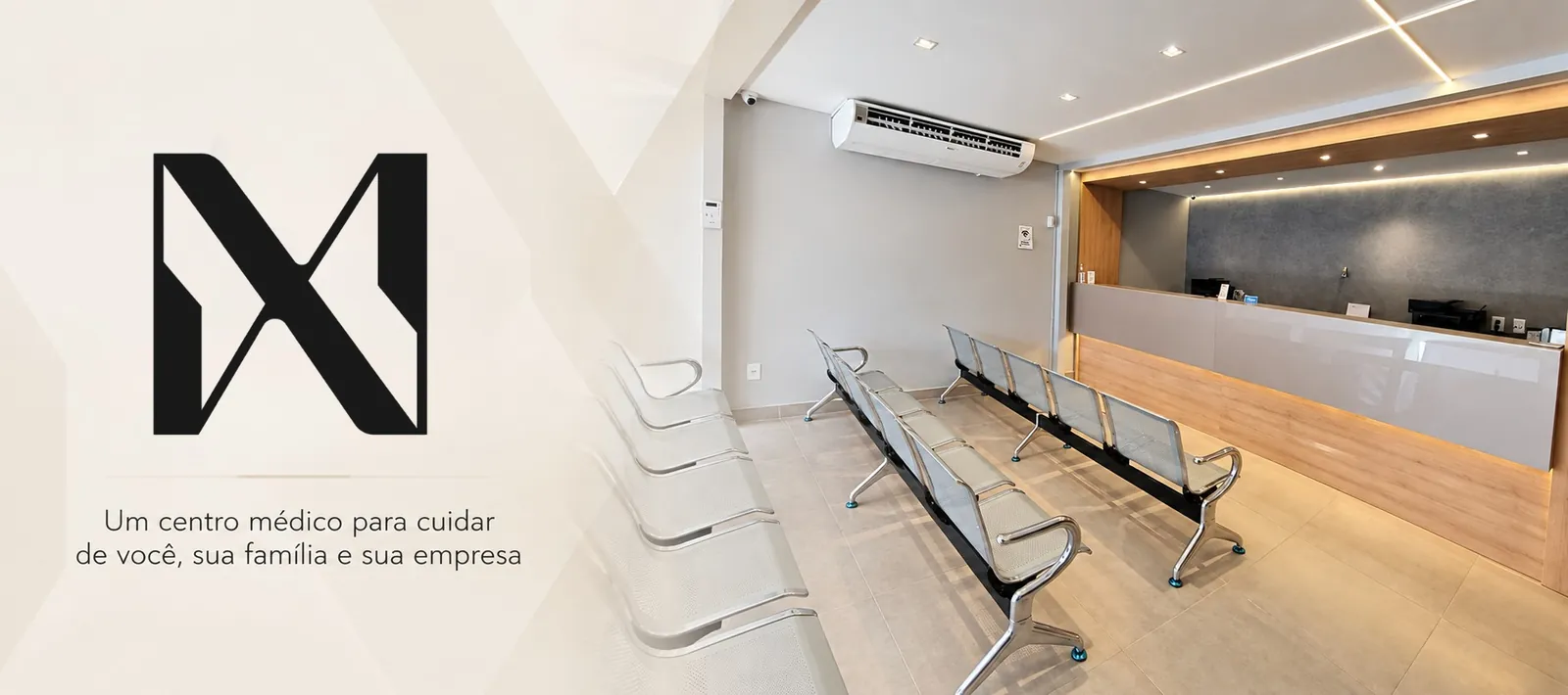 Recepção e sala de espera da Máxima Centro Médico com a frase: um centro médico para cuidar de você, sua família e sua empresa