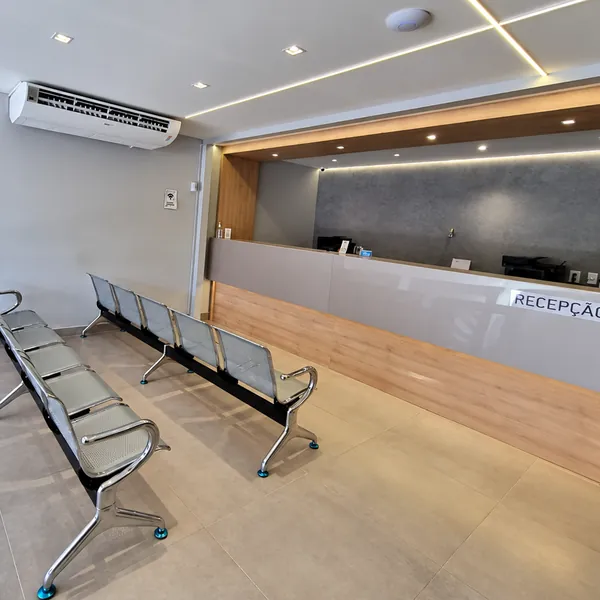 Sala de espera da Máxima Centro Médico com longarinas e iluminação em LED