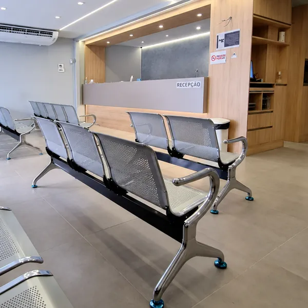 Ambiente amplo da recepção da Máxima Centro Médico